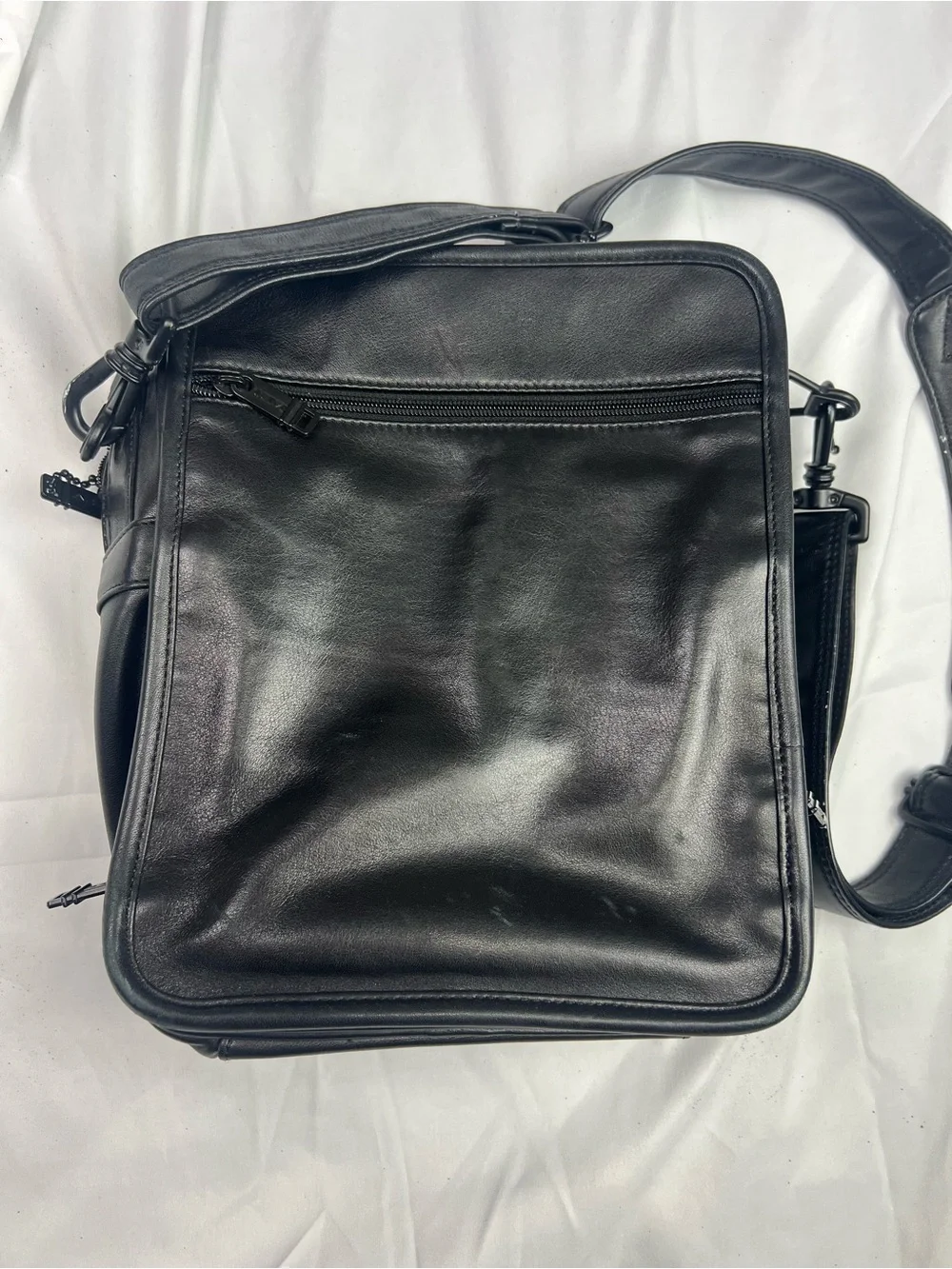 Tumi Black Leather Men's Messenger Crossbody Bag with Red Logo Tag Tumi 910D3